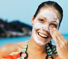 راهنمای جامع ضد آفتاب؛ تفاوت ضد آفتاب فیزیکی و شیمیایی + بهترین انتخاب برای هر نوع پوست